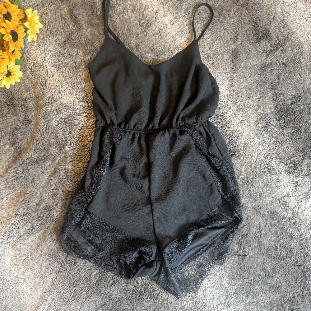 Black lace romper! 😍
